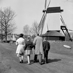 846588 Afbeelding van een gezin tijdens een bezoek aan het Openluchtmuseum te Arnhem.
